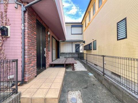 「玄関横のウッドデッキ」日向ぼっこやおうちプールも楽しめる寛ぎのプライベートスペース。