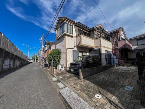 「静かな住宅街に位置する外観」日当たり・風通し良好な住環境。西八王子駅アクセスも便利。