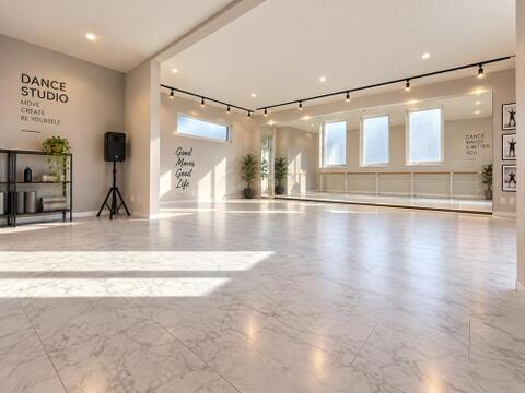 (1F)開放的な室内をダンススタジオとして活用したイメージCG。大きな鏡やバーを設置することで、レッスンやトレーニング空間としての利用イメージが広がります。※用途については関係機関への確認が必要です。