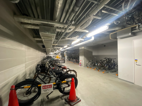 大切な自転車を雨風や盗難から守る全天候型・屋内の駐輪スペース!スライドラック式で整理もラクラク。