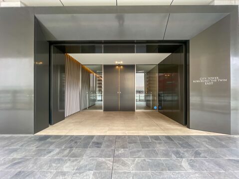 重厚感あふれるシックなメインエントランス。住まう人や訪れる人をラグジュアリーにお出迎え。