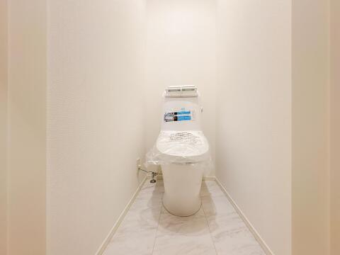 いつまでも清潔な空間であって頂けますように、目に留まるだけではなく、汚れをふき取り易いフロアと壁紙をチョイス致しました。洗浄便座になっておりますので、とても清潔にご使用いただけます。