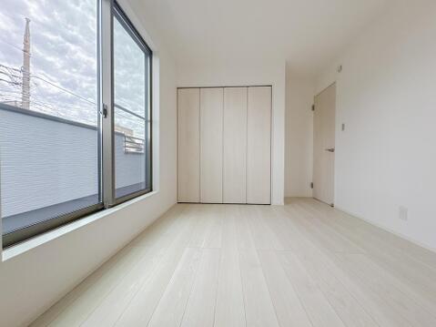 大きな窓からたっぷりと陽光が注がれる明るい空間。家族の成長に対応できる永住仕様の間取り。一日の疲れを癒やしてくれる、時を忘れて過ごせる空間。