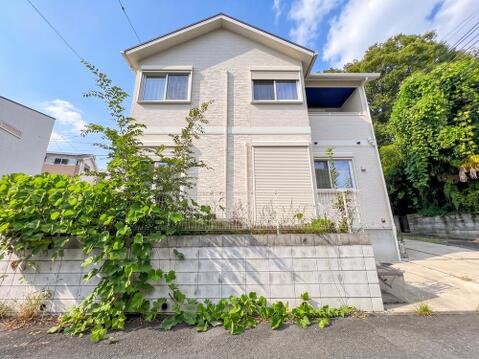 土地63坪超の広々とした平坦地。三方接道ならではの開放感とプライバシー性を兼ね備えた邸宅です。