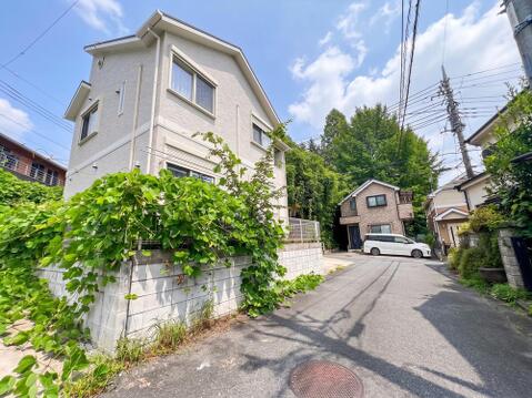 三方道路に面した開放的な立地。前面道路もすっきり整っており、交通量の少ない落ち着いた住環境。