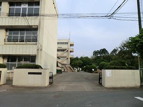 青梅市立第一中学校まで約1615m