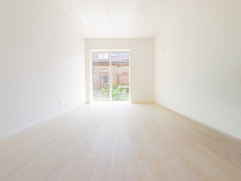 大きな掃き出し窓から自然光が注ぎ込み、窓外の緑が心を癒します。緑と光に包まれたリラックスできるお部屋です。