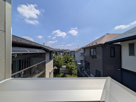 青空が広がる開放的な眺望。周囲は落ち着いた住宅街で、穏やかに心地よく暮らせる住環境です。