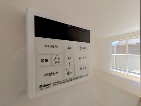 帰宅時間に合わせてお湯張りができる「風呂予約」機能や「おいだき」機能を搭載。一目でわかるボタン配置で、お子様から高齢の方まで快適に利用できます。