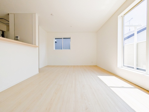 日差しを遮らない2階に配置された、南向きのリビング。大きな窓からたっぷりの陽光が注ぎ込む、明るく開放的なリビングです。