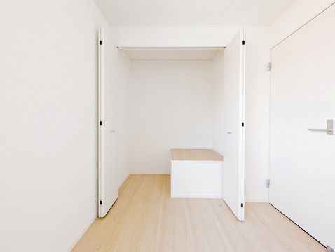 折れ戸で開口部が広く出し入れもスムーズ。衣類や荷物もスッキリ収納できます。