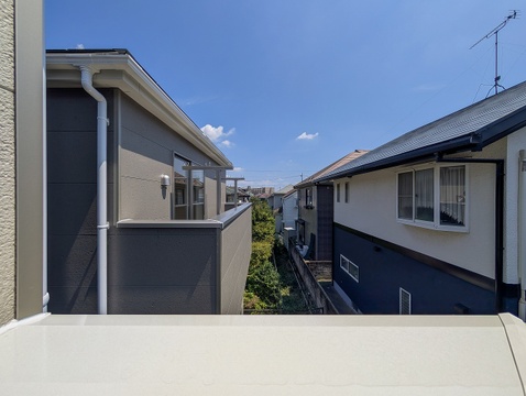 青空が広がる開放的な眺望。周囲は落ち着いた住宅街で、穏やかに心地よく暮らせる住環境です。