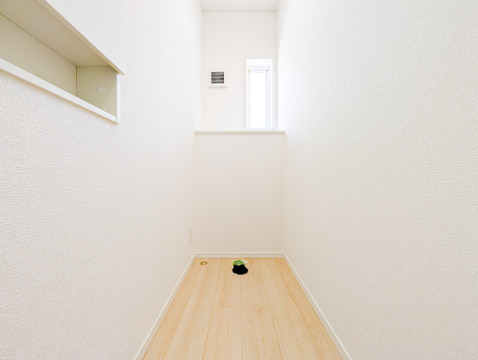 小窓から心地よい光と風を取り込める、爽やかで居心地の良いトイレです。