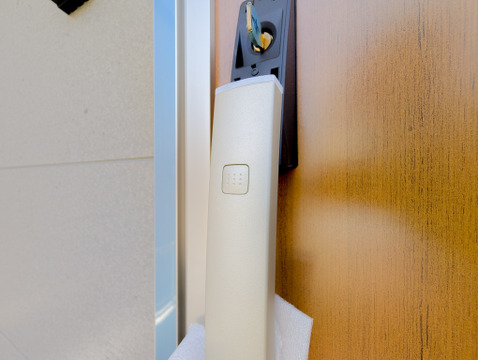 鍵を取り出す手間がないスマートキー。荷物が多い時や、お子様を抱っこしている時でもスムーズに施解錠できます。