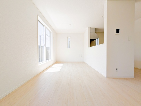 シンプルで洗練された白壁に、小さなスリット窓がアクセント。デザイン性を高めると同時に、開放感を演出。