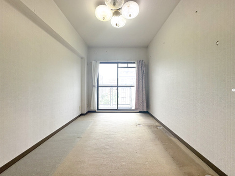 複数設置された窓からは、心地よい採光がお部屋に降り注ぎます。心地の良い空間をお楽しみください。