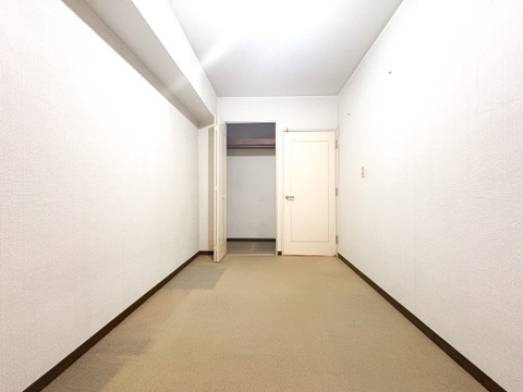 すべての洋室には収納が備え付けてあります。衣類や小物などを収納することで、住空間を有効活用できます。広さも十分ございますので、お客様の生活シーンに合わせてご活用ください。