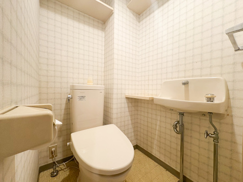 吊戸棚が設置されているためトイレットペーパーのストックや、掃除用品の収納に困りません