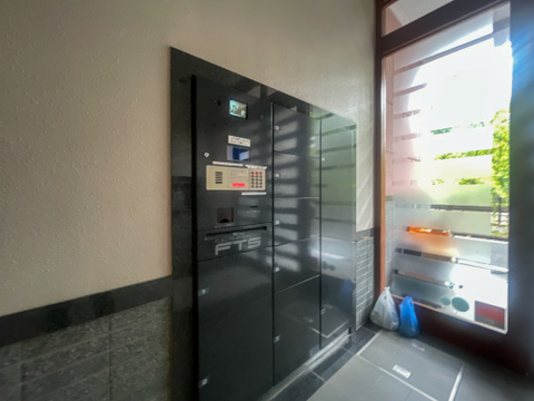 24時間いつでも荷物を受け取れる大型宅配ボックス完備!外出が多く忙しい方の生活をサポート。