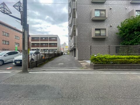 幅員にゆとりのある平坦な敷地アプローチ。見通しも良く、日々の歩行や通行もスムーズで安心です。