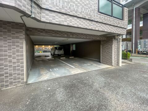 雨や直射日光から愛車を守るピロティ構造の駐車場!天候を気にせず快適に出し入れが可能です。