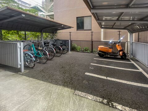 大切な自転車やバイクを雨から保護する屋根付き駐輪スペース!区画整理されており駐車もラクラク。