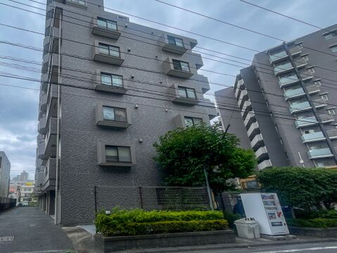 洗練されたシックな外装と手入れの行き届いた緑の植栽。周辺環境とも調和する上質な住まいです。