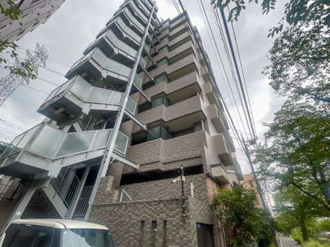 重厚感のあるタイル貼りの外観デザイン!街並みに映えるスタイリッシュな佇まいのマンション。