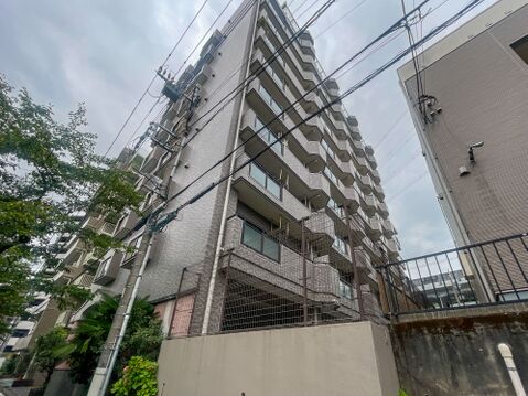 立体感のあるバルコニーデザインが美しいタイル貼り外観。都会的でスタイリッシュな佇まいが魅力です。