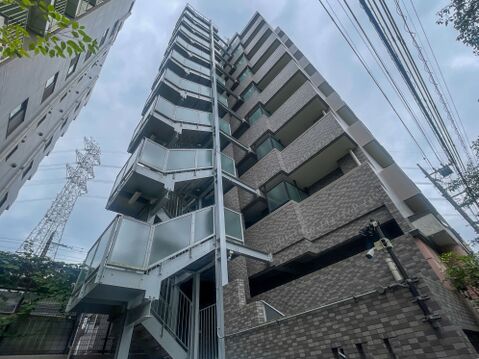 堅牢な非常階段とセキュリティカメラを完備。安心感と機能美を兼ね備えた重厚なフォルムです
