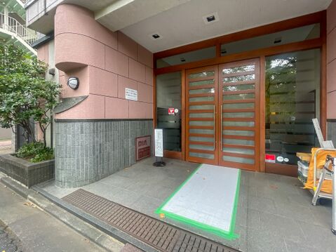 木の質感を生かした上品な両開きアプローチドア。住まう人や訪れる人を重厚感をもってお出迎え。