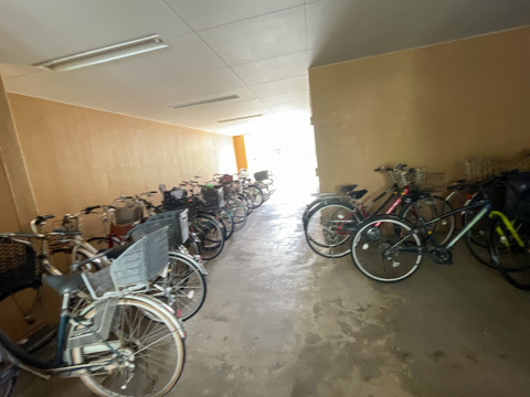 大切な自転車を雨風からしっかり守る屋内駐輪場!天候を気にせず出し入れができて便利です。