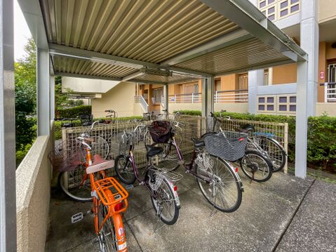 愛車を雨から保護する屋根付きの敷地内駐輪場!ラック式で整理整頓され、出し入れもラクラク。