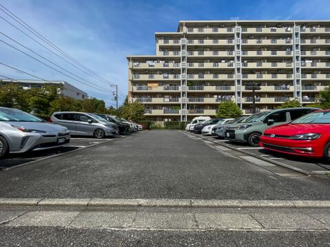 広々とした出し入れしやすい敷地内平置き駐車場!お車での通勤や休日のお出かけも快適に楽しめます。