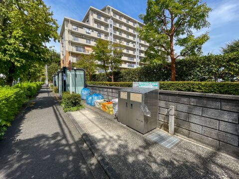 きれいに管理された敷地内のゴミ集積スペース!リサイクルBOXも整然と並び快適な住環境をキープ。