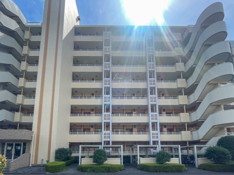 青空に映えるスタイリッシュな外観デザイン!陽当たりと風通りに惠まれた爽やかな住空間。
