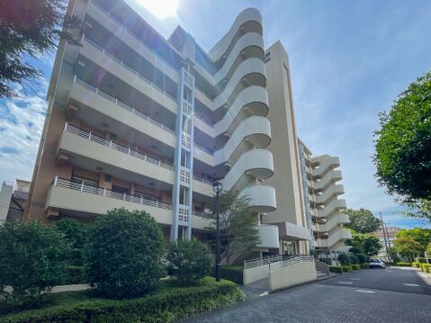 曲線美が印象的な外階段と美しい植栽のアプローチ。開放感あふれる大規模なレジデンスです。
