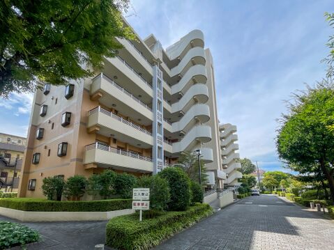 整備された石畳のアプローチと豊かな街路樹!四季折々の自然を感じながら快適に歩める住環境。