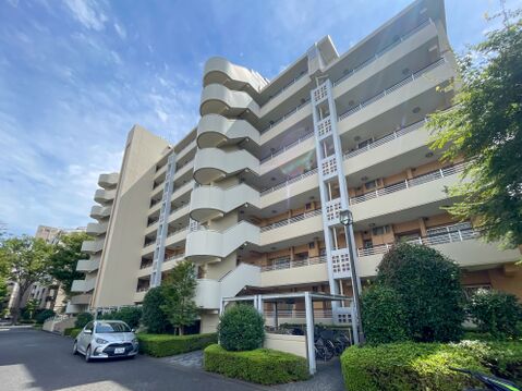 青空に映える大規模レジデンス!豊かな緑の植栽と敷地内駐車場を備えた落ち着きある住環境。