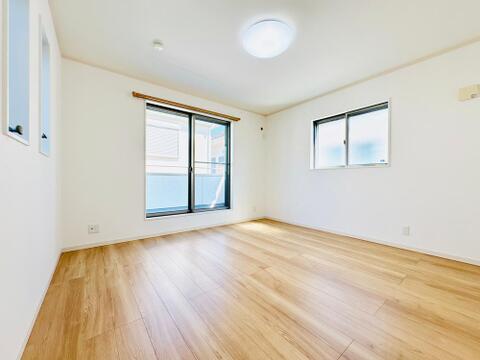 全居室6帖以上のゆとりある間取り。窓から明るい光が差し込み、心地よくお過ごしいただけます。