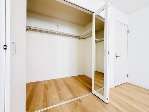 ウォークインクローゼットなど全居室に収納完備。お洋服が多い方もすっきり整理整頓できます。