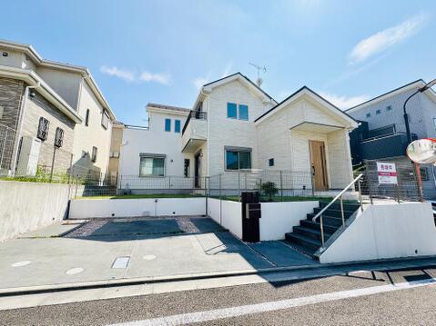 カースペースは並列駐車2台可能。平成28年10月築の綺麗な外観。閑静な住宅街に位置し、穏やかで落ち着いた新生活をスタートできます。