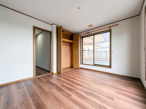 一日の疲れを癒やしてくれる主寝室。時を忘れて過ごす場所として過ごせるお部屋。