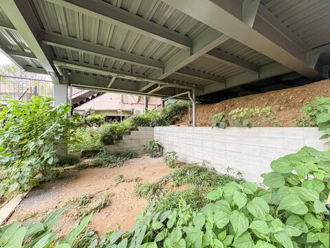雨をしのげる建物下の空間は、物置やDIY作業に最適。南側で明るく、自分好みのお庭も造れます。