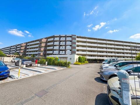 穏やかな風と陽光を導き、プライバシーに配慮された設計プランを採用し、居住性を一段と心地よいものにしています。