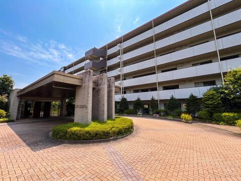 住む人を映し出す洗練された佇まいは、いつまでも輝き続けながらいつしか街の風景に溶け込んでいきます。