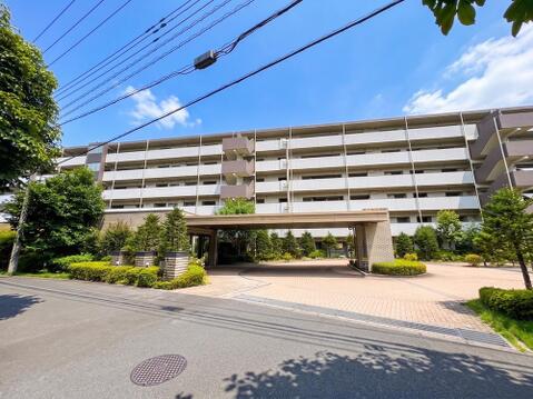 住まいは閑静な住宅街に立地しています。心地よい太陽のぬくもり、爽やかな風、静かな環境という、こんな場所で暮らしたかったが叶う立地です。