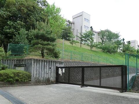 八王子市立松が谷中学校まで約350m