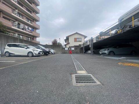 平置き&機械式を備えた広々駐車場スペース!敷地内に設置されているため愛車へのアクセスも快適。