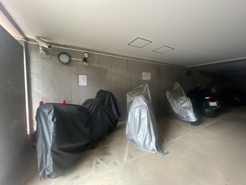 雨風から大切なバイクを守る安心の屋根付き(屋内)バイク置場!セキュリティカメラ完備で防犯面も安心。